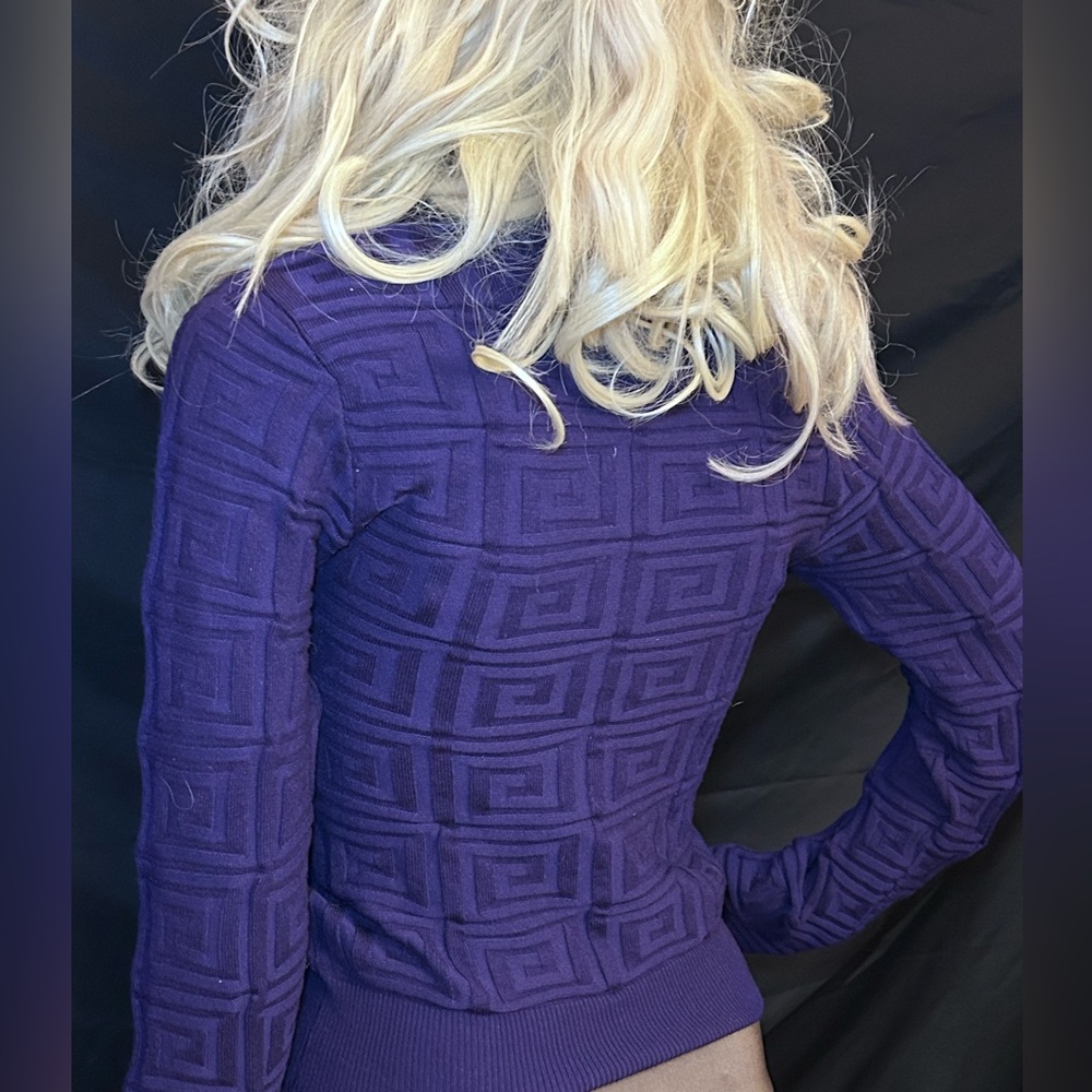 “Greek key" Pattern solid round neck sweater - Picture 13 of 16